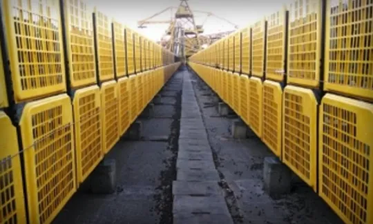 Grade de proteção NR12 em poliamida instalada em correia transportadora