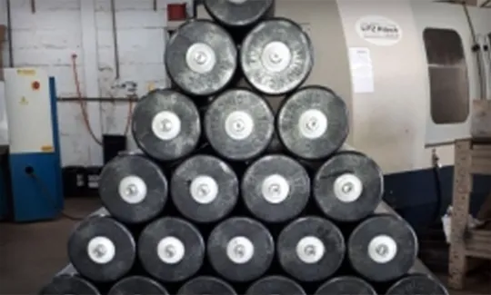 Roletes poliméricos Titronic empilhados na fábrica