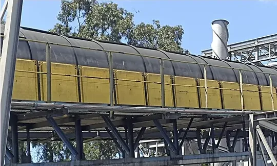 Vedação lateral para enclausuramento de correia transportadora